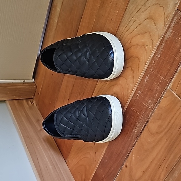 Steve Madden quilted size 10 shoes. Used condition but overall still great! - Picture 3 of 10
